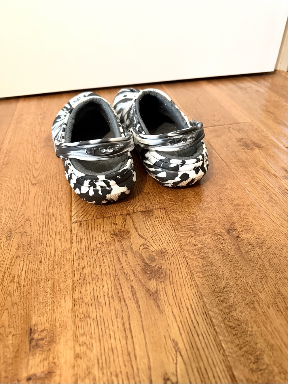 Fuzzy Sherpa crocs black and white marbled mens 6 women’s 8 - Picture 2 of 7